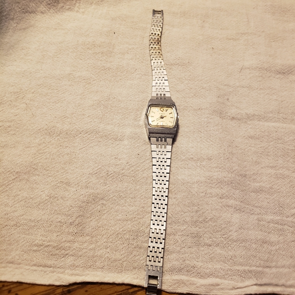 Vintage 1989 NON-WORKING Timex Quartz Silvertone Battery Watch
